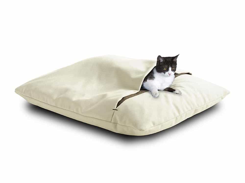 Cosy cat cushion with sleeping bag from pet-interiors.